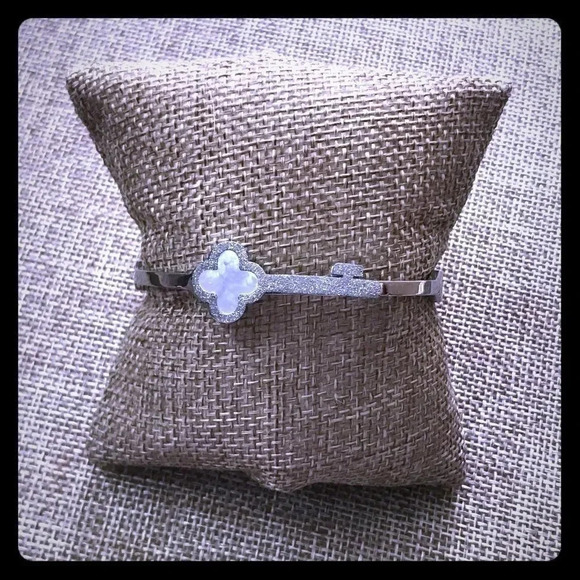 Four leaf clover stainless steel bangle - Picture 1 of 3